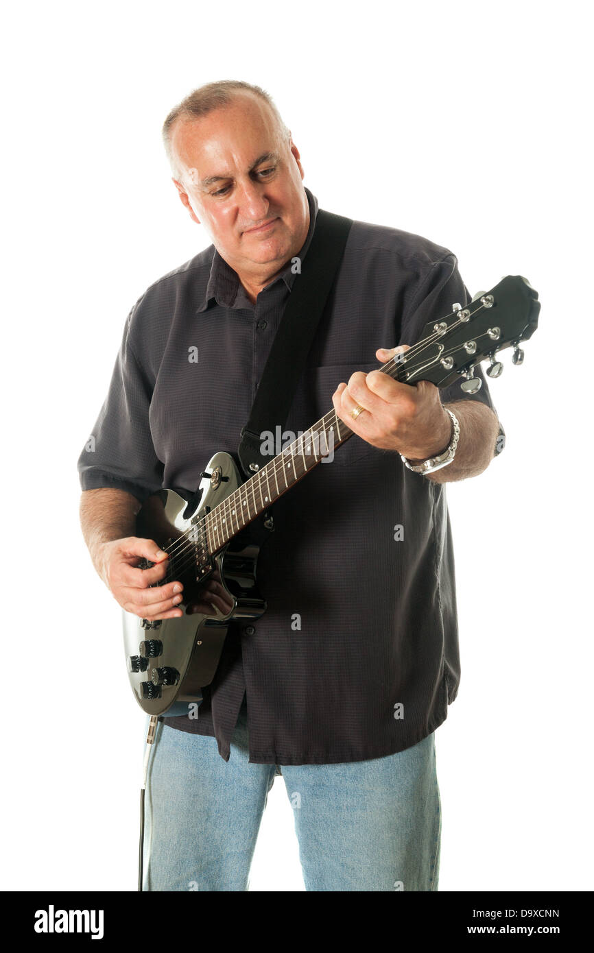 Uomo di mezza età giocare a Black chitarra elettrica. Girato su sfondo bianco. Foto Stock