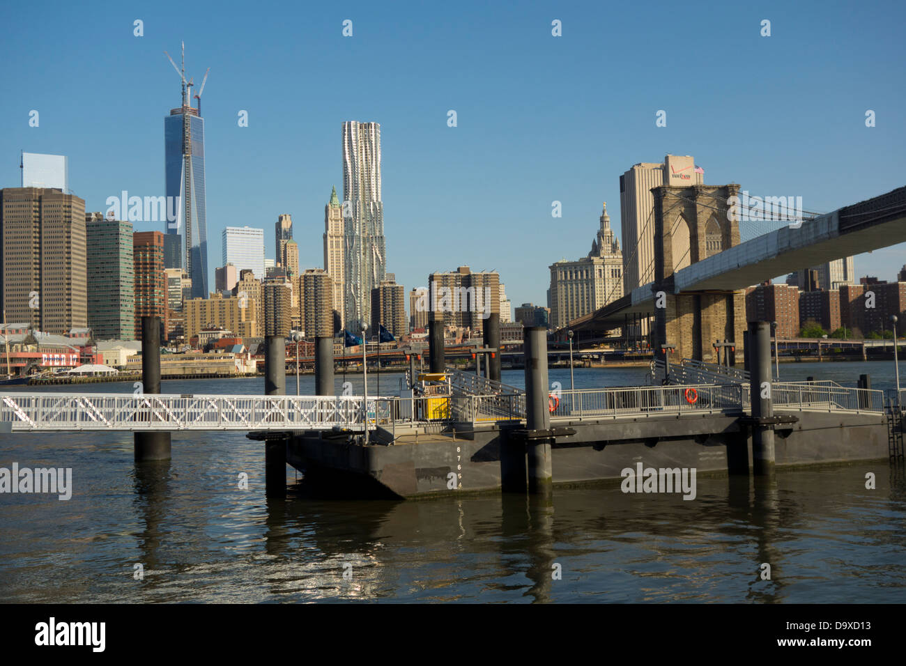 Pontile galleggiante vicino al Ponte di Brooklyn Park Foto Stock