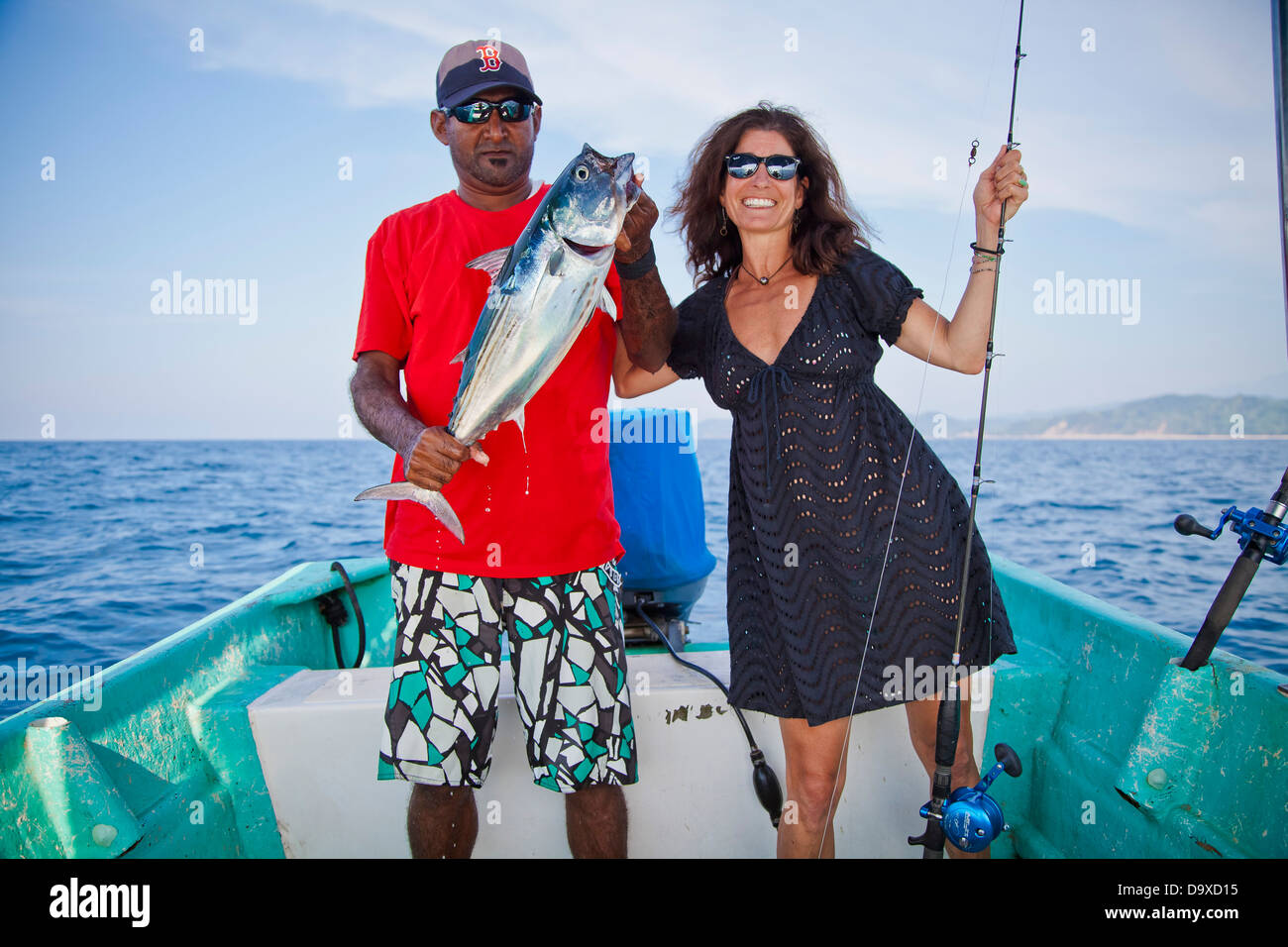 L uomo e la donna sulla carta la pesca in barca Foto Stock