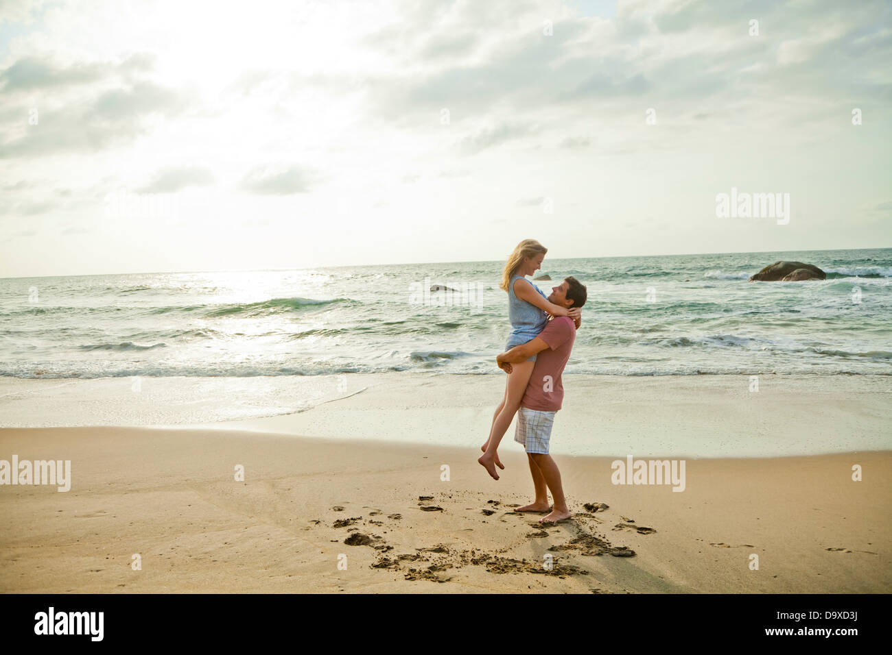 Romantico coppia giovane sulla spiaggia Foto Stock