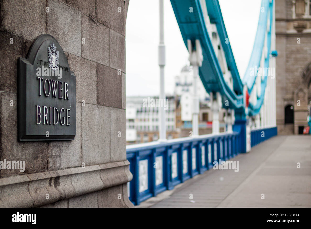 Il Tower Bridge segno, London, Regno Unito Foto Stock