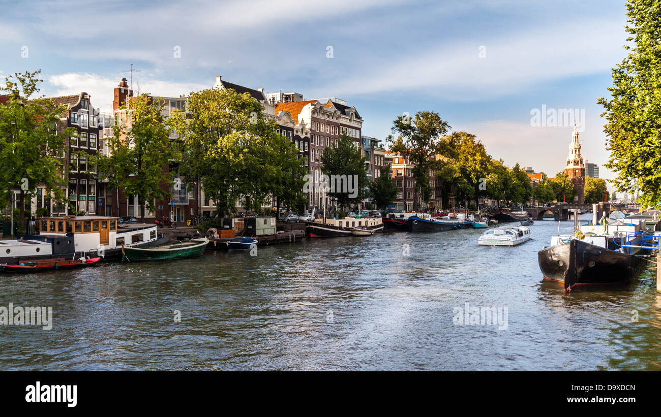 Città vista sul canale Oudeschans in Amsterdam Foto Stock