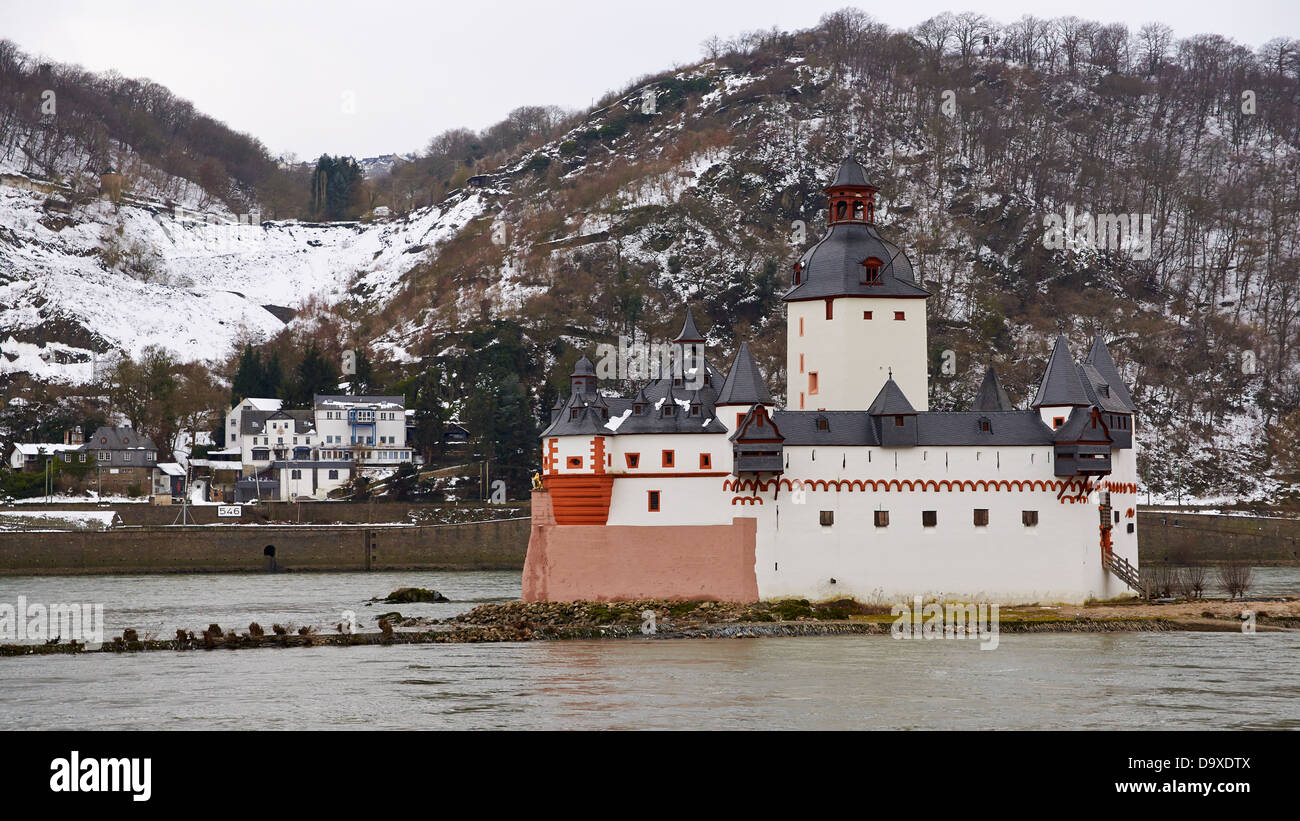 Il castello Pfalzgrafenstein nel mezzo del fiume Reno in inverno Foto Stock
