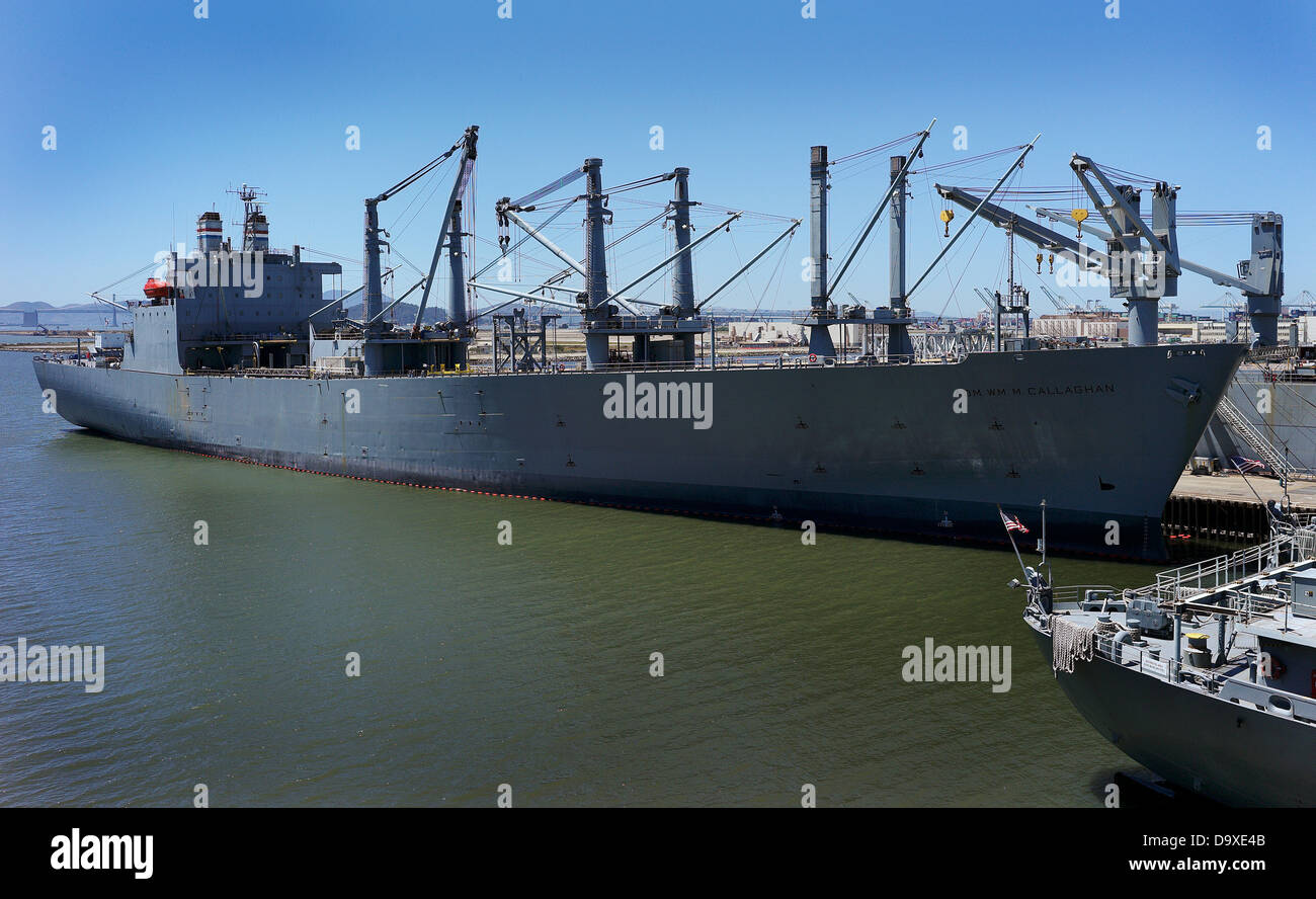 GTS Admiral W. M. Callaghan (T-AKR-1001) Nave di alimentazione è visto ormeggiato / ancorata al ex Naval Air Station Alameda, California Foto Stock