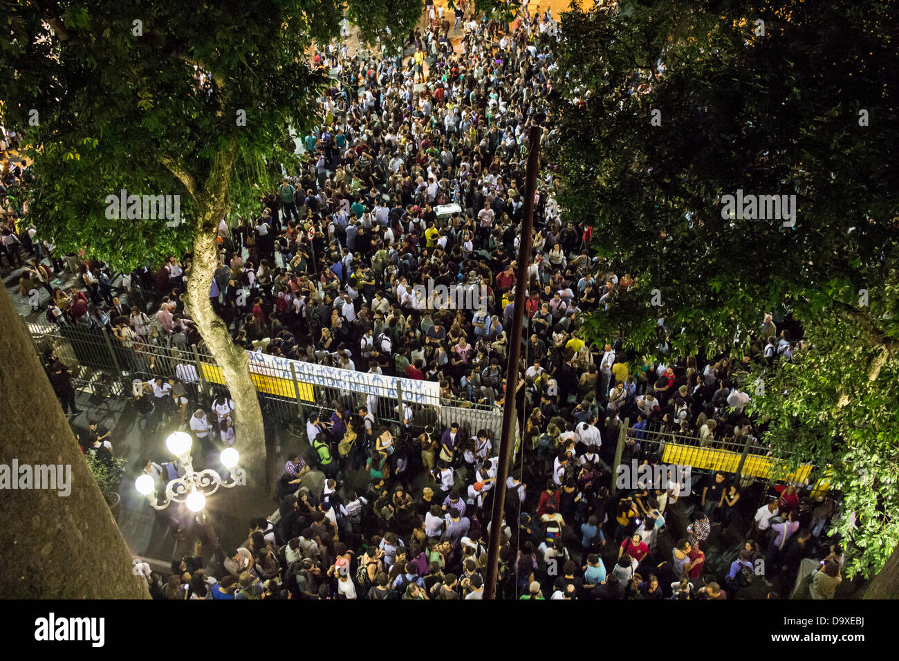 Riunito in seduta plenaria a studenti e popolare dei movimenti sociali. Lotta contro l'aumento costo biglietto autobus. Le proteste in Rio de Janeiro Foto Stock