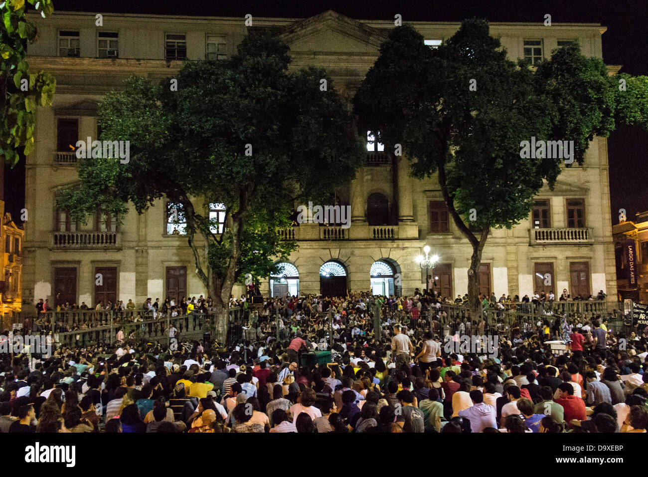 Riunito in seduta plenaria a studenti e popolare dei movimenti sociali. Lotta contro l'aumento costo biglietto autobus. Le proteste in Rio de Janeiro Foto Stock