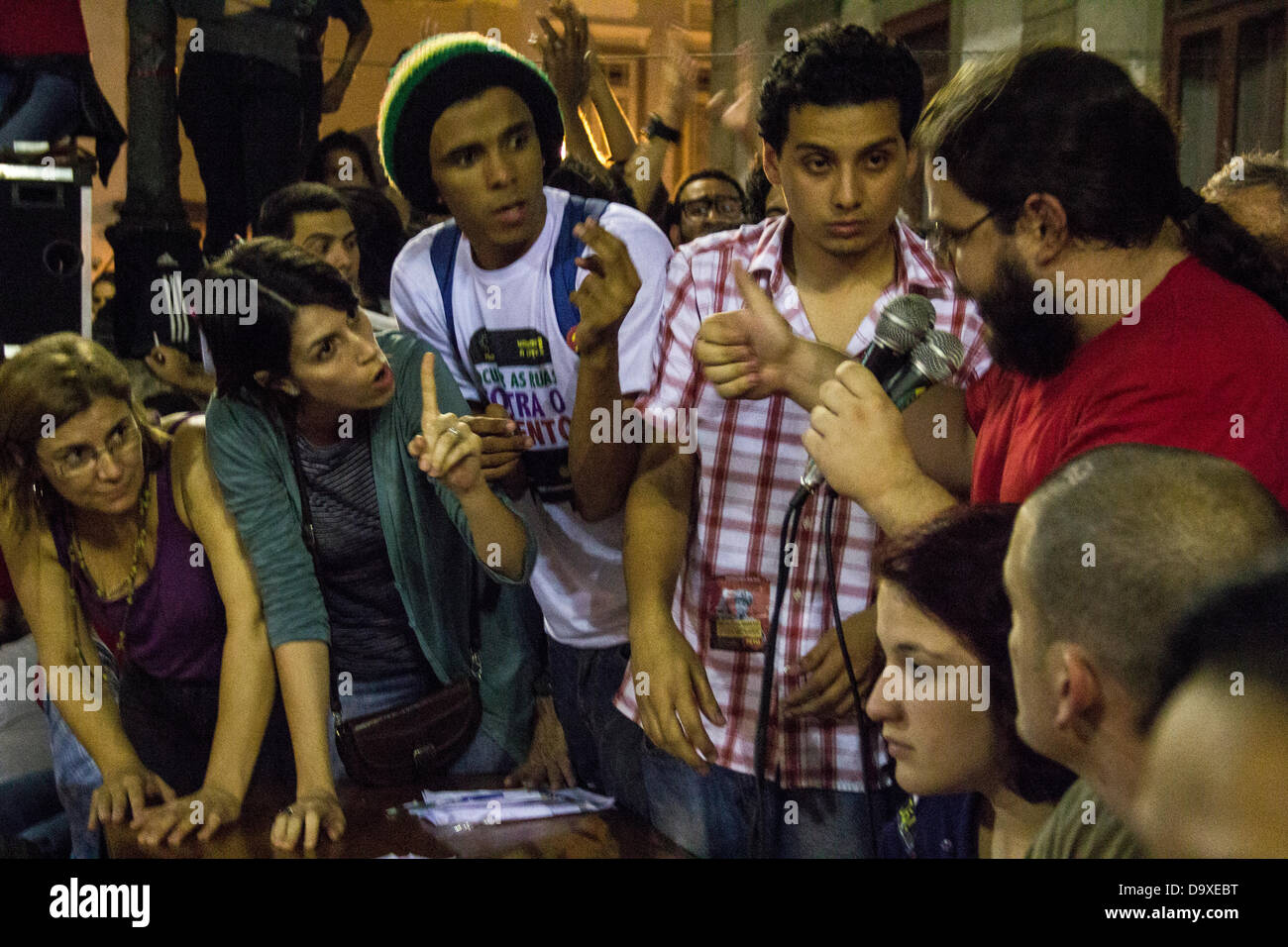 Riunito in seduta plenaria a studenti e popolare dei movimenti sociali. Lotta contro l'aumento costo biglietto autobus. Le proteste in Rio de Janeiro Foto Stock