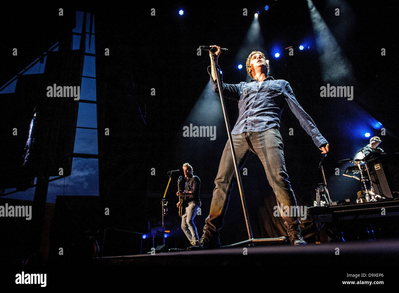 Toronto, Ontario, Canada. Il 27 giugno, 2013. Cantante/chitarrista ROB THOMAS di American rock band Matchbox venti sul palco a Molson anfiteatro canadese a Toronto Credit: Igor Vidyashev/ZUMAPRESS.com/Alamy Live News Foto Stock