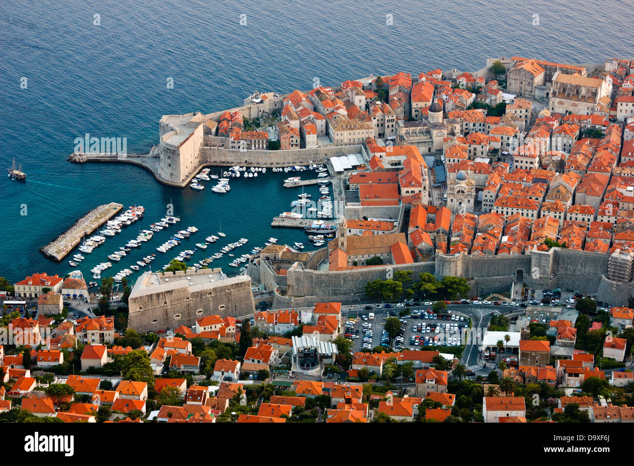Vista panoramica del centro storico di Dubrovnik con il vecchio porto e marina im una luminosa giornata di sole. Foto Stock
