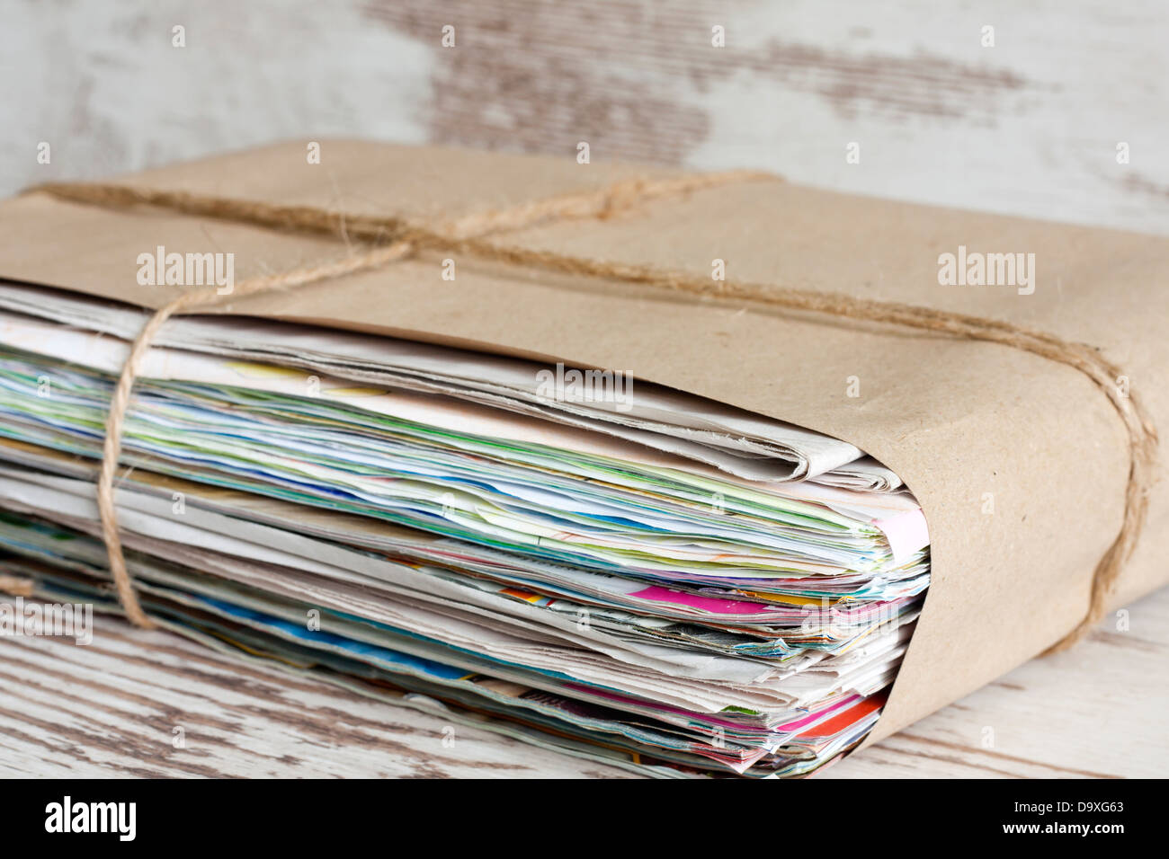 Sacchetto Di Plastica Trasparente Con Carta Straccia In Mano Femminile Isolata Image72298478