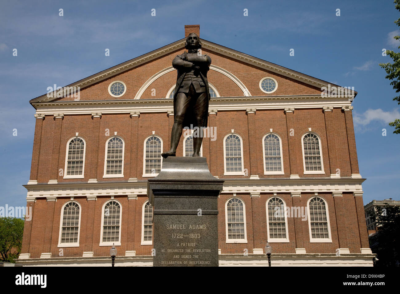 Statua del patriota rivoluzionario, Samuel Adams, 1722-1803, nella parte anteriore della storica Faneuil Hall, Boston, MA Foto Stock