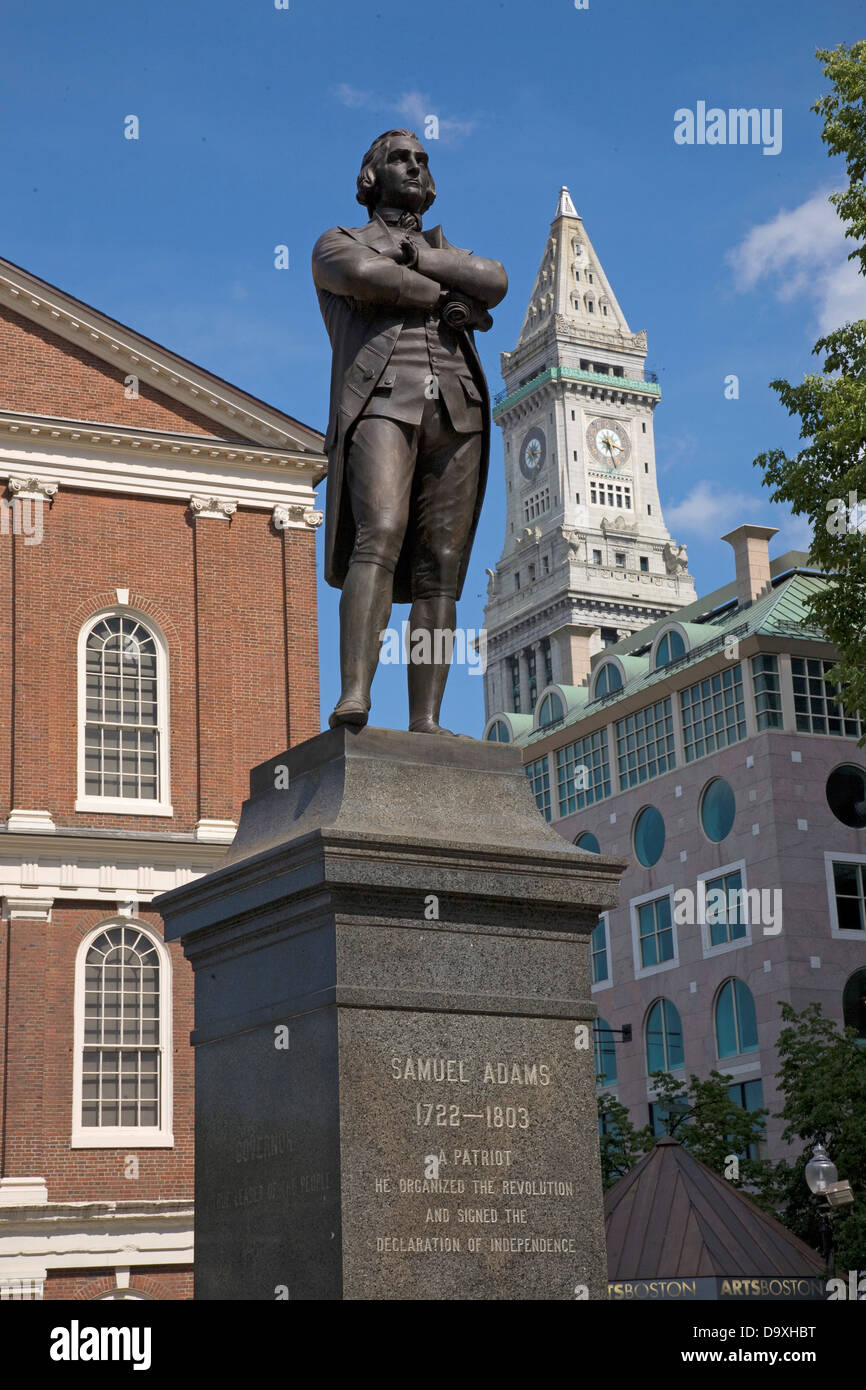 Statua del patriota rivoluzionario, Samuel Adams, 1722-1803, nella parte anteriore della storica Faneuil Hall, Boston, MA Foto Stock