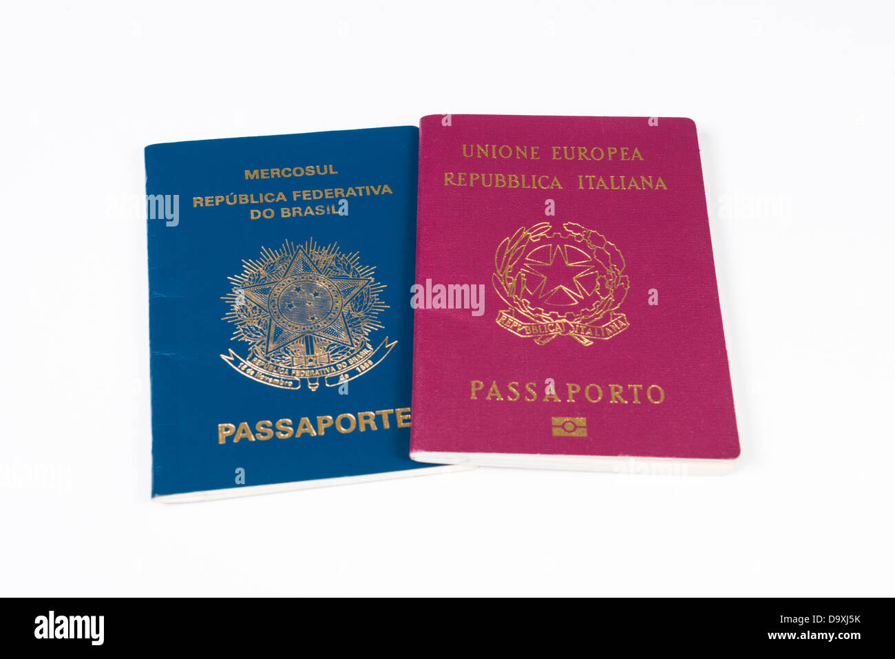 Italiano e brasiliano di sovrapposizione di passaporti isolato su sfondo bianco Foto Stock