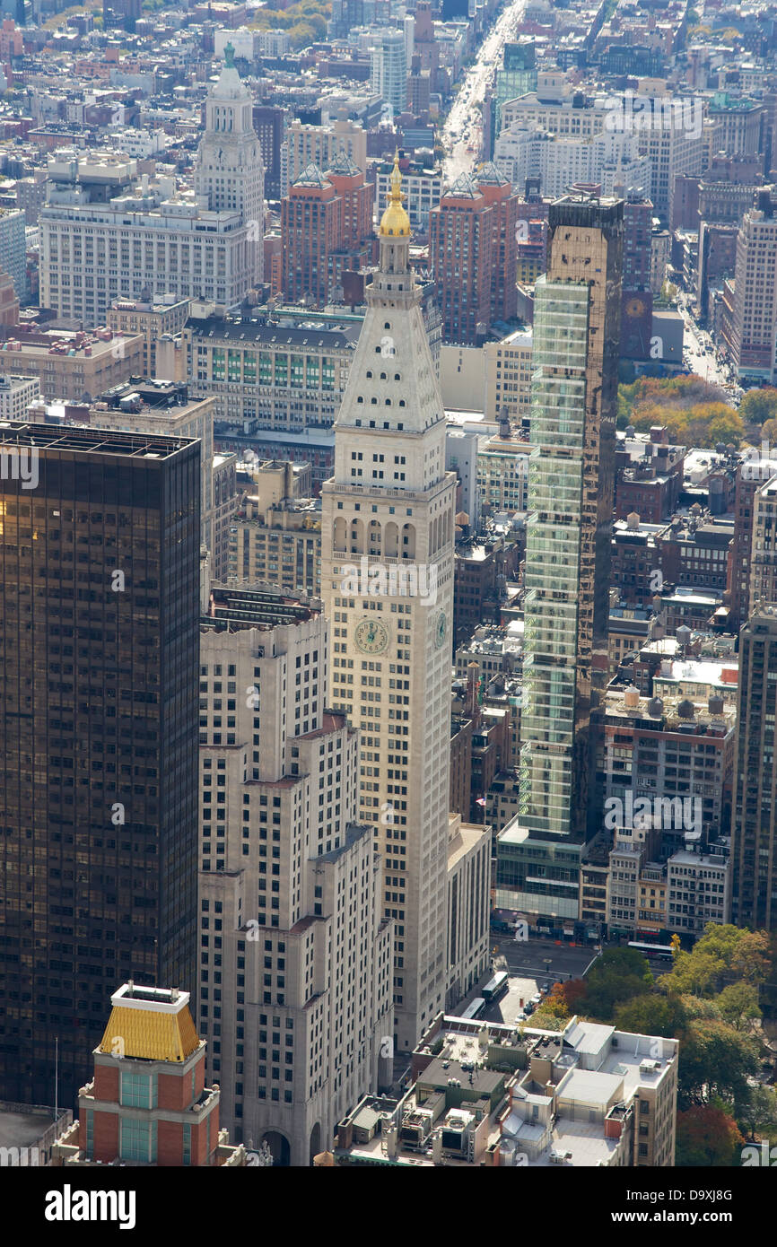 Punto di riferimento la vita metropolitana edificio di assicurazione a Madison Avenue, attraversata dalla recentemente costruire un Madison lussuoso condominio torre. Foto Stock