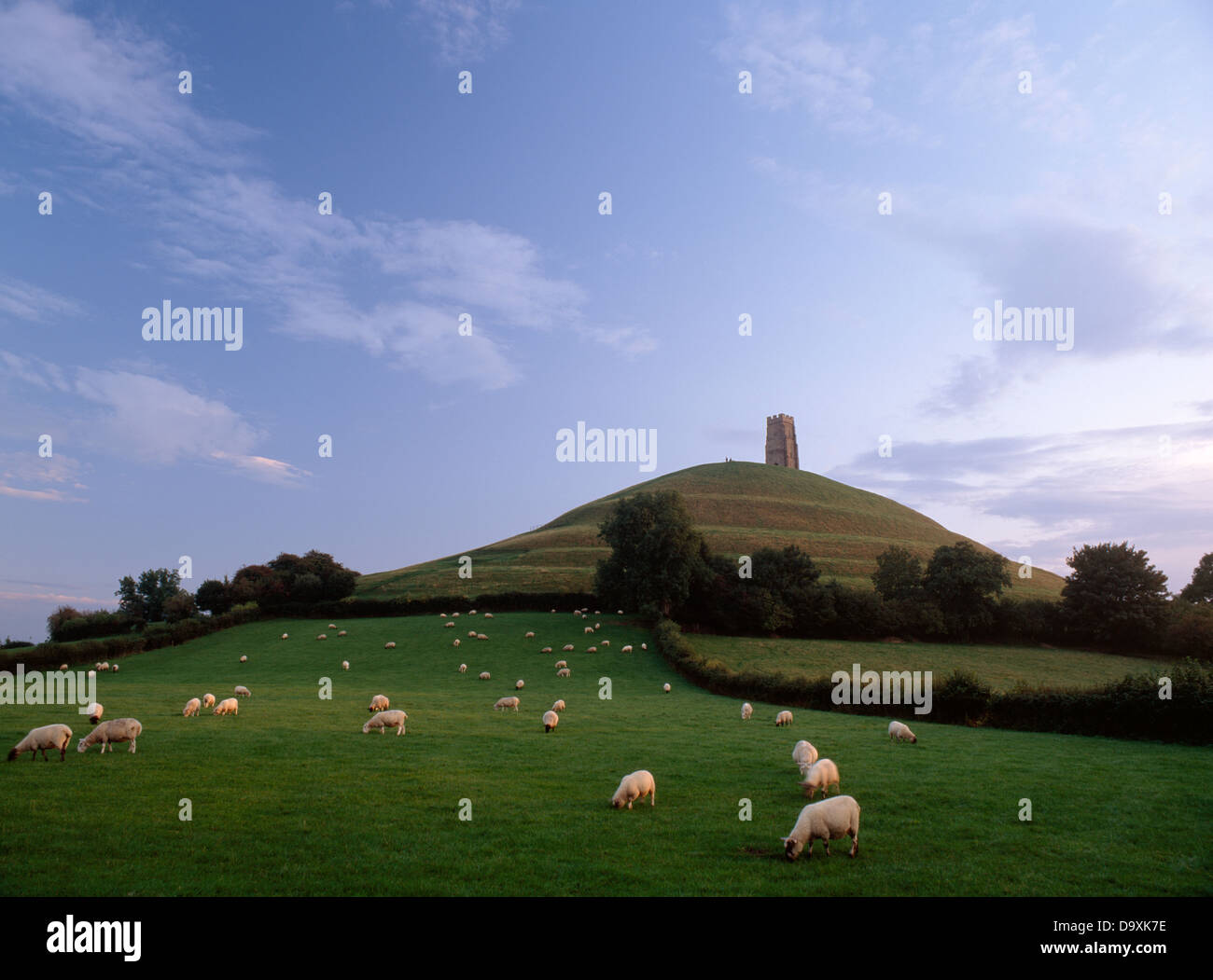 Glastonbury Tor con due persone sul vertice vicino a St Michael's Tower Glastonbury, Somerset. Visto da nord-est nella luce della sera. Foto Stock