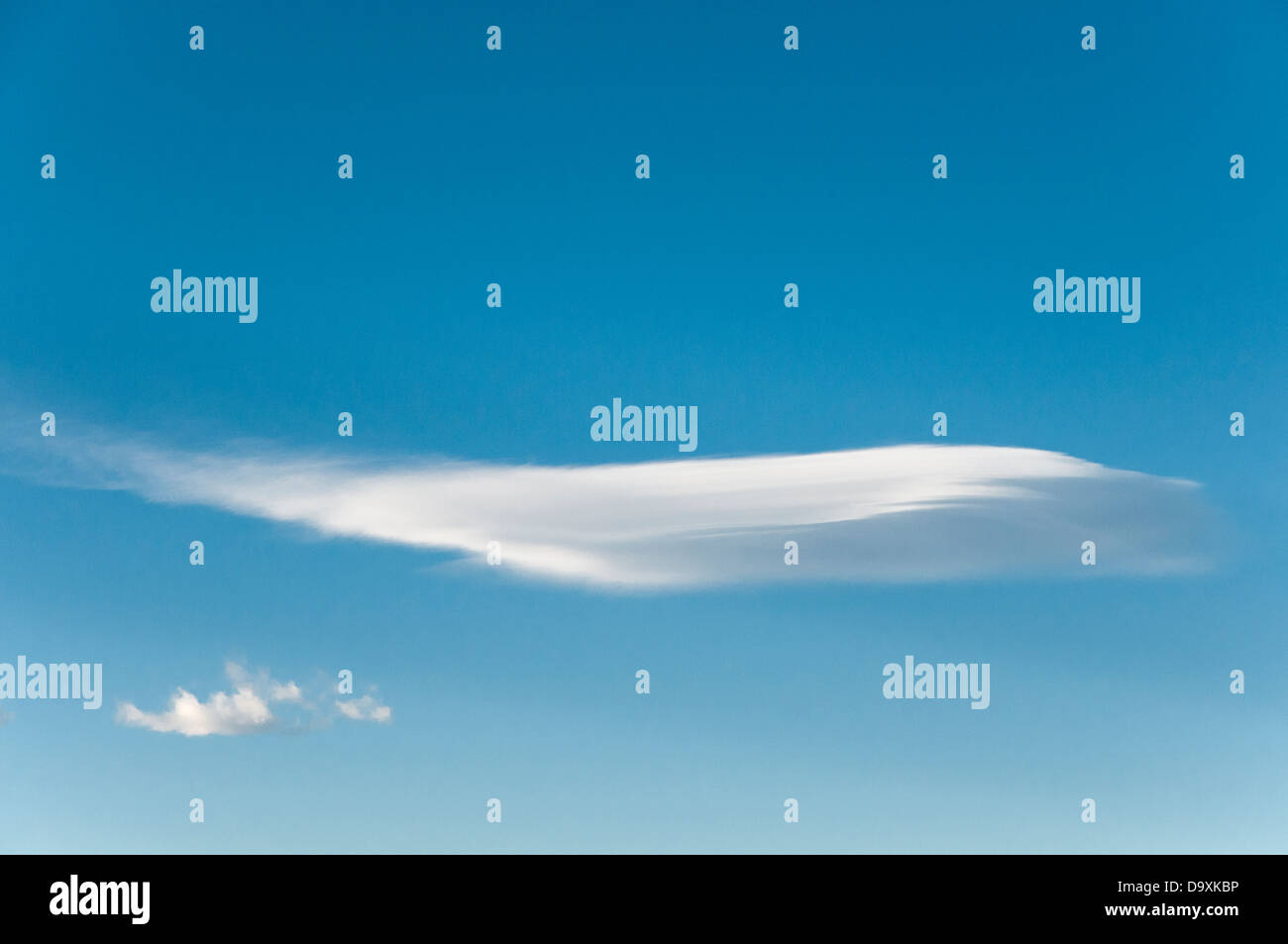 Il vento le nubi con cielo blu Foto Stock