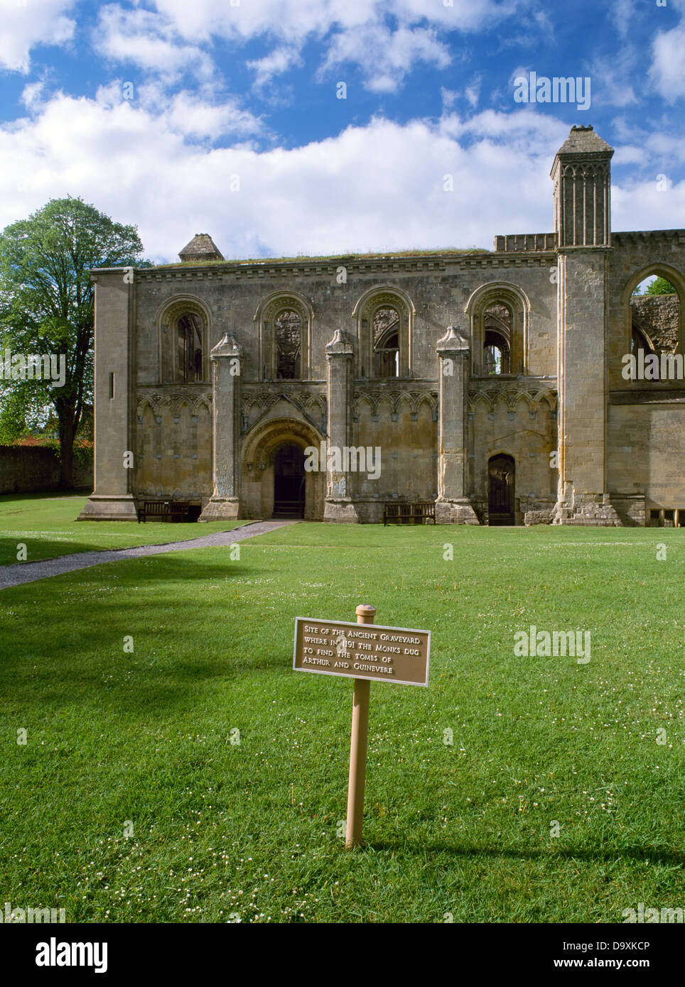 Cappella della Madonna e il sito rivendicato dai monaci come il luogo di sepoltura di re Artù e Queen Guinevere, Abbazia di Glastonbury, Somerset, Inghilterra Foto Stock