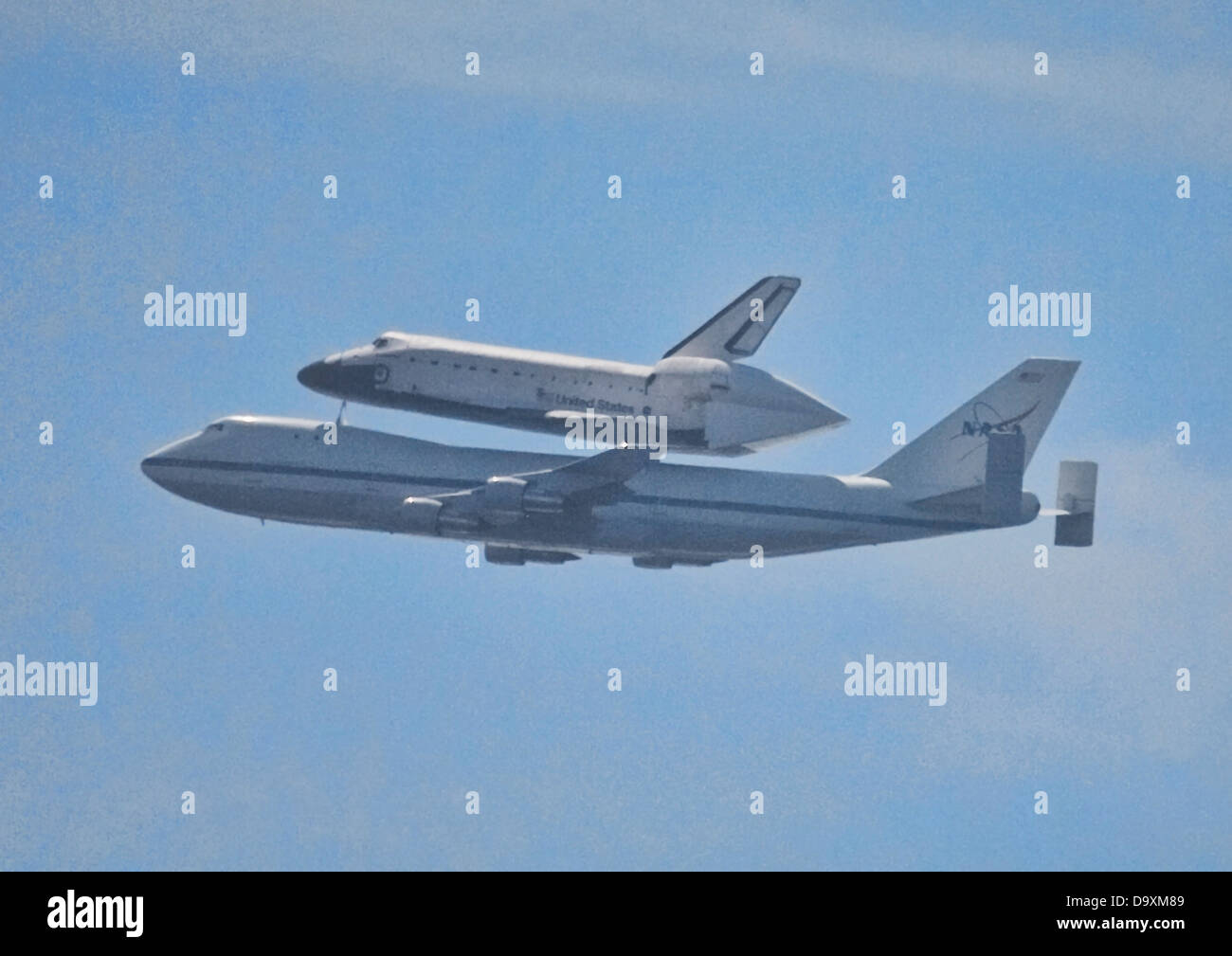Space Shuttle Columbia vola su 9/21/12 su Los Angeles il suo ultimo volo, Malibu, CA Foto Stock