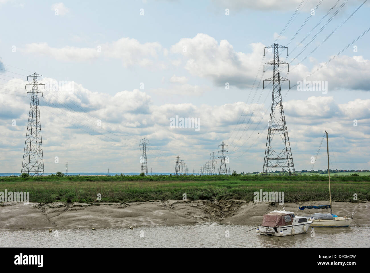 La trasmissione di energia elettrica tralicci in Sud Essex. Foto Stock