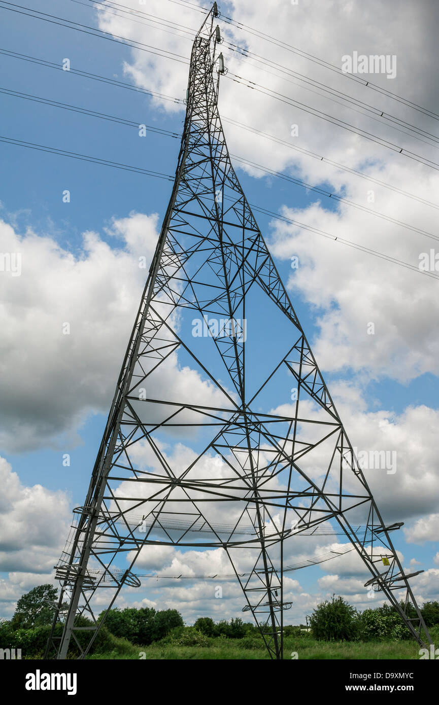 La trasmissione di energia elettrica tralicci in Sud Essex. Foto Stock
