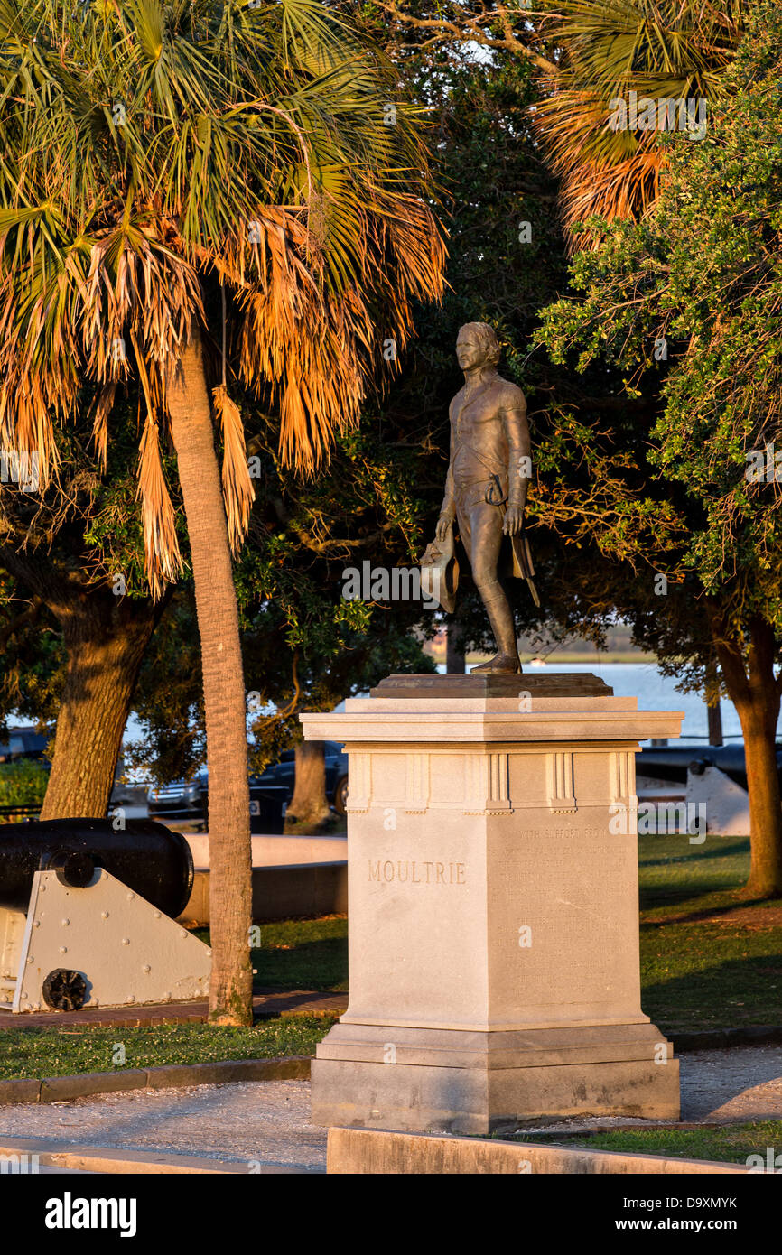 Statua della guerra rivoluzionaria hero William Moultrie nel punto di bianco Giardini lungo la batteria in Charleston, Sc. Foto Stock