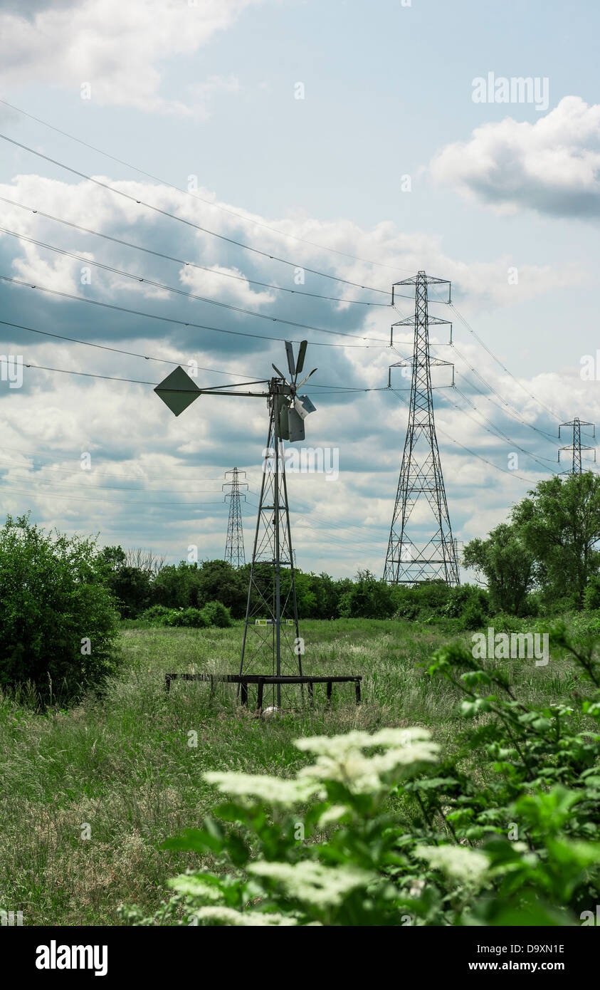 La trasmissione di energia elettrica tralicci in Sud Essex. Foto Stock