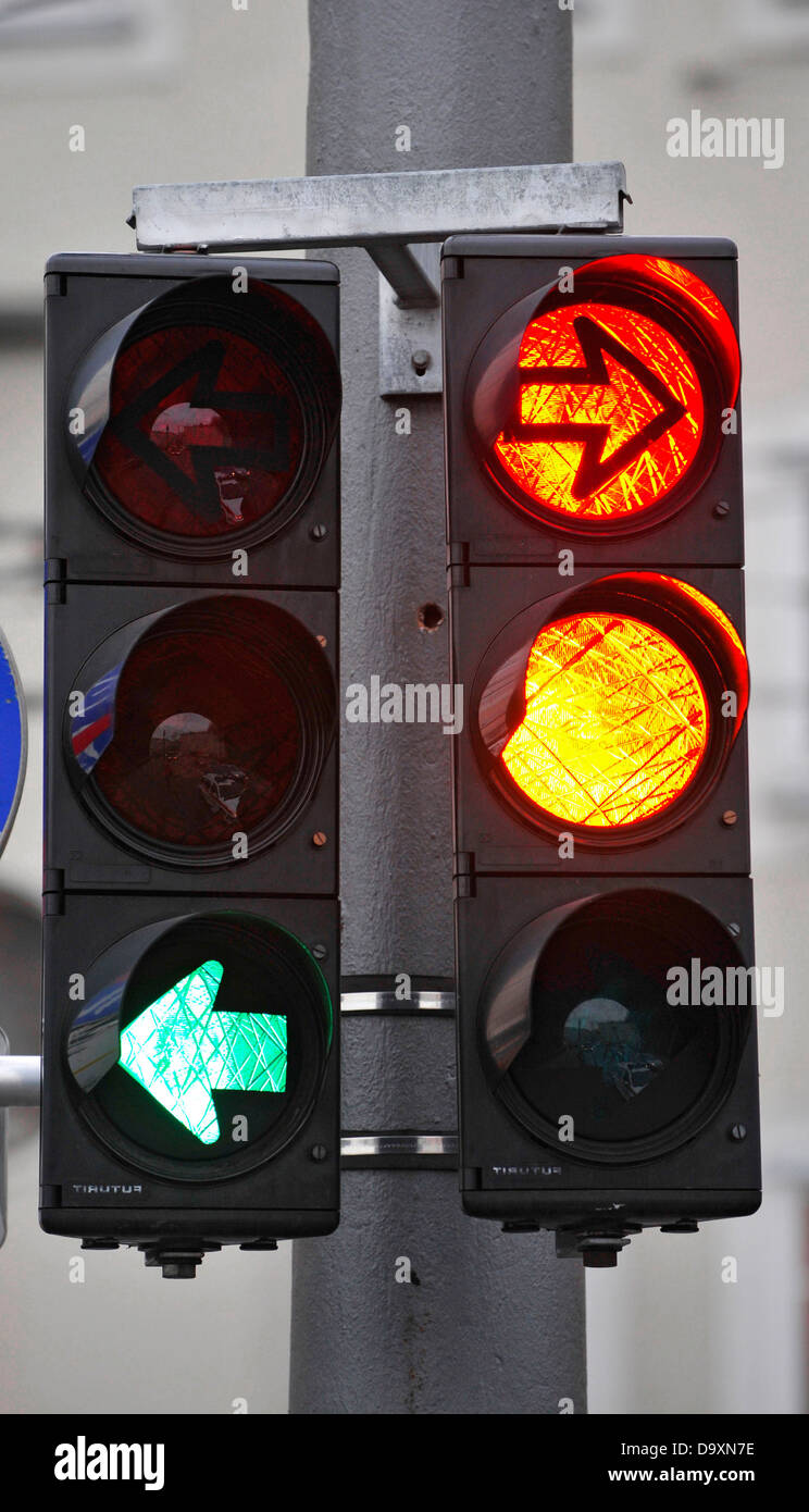 Semaforo con le frecce rosse e verdi Foto Stock