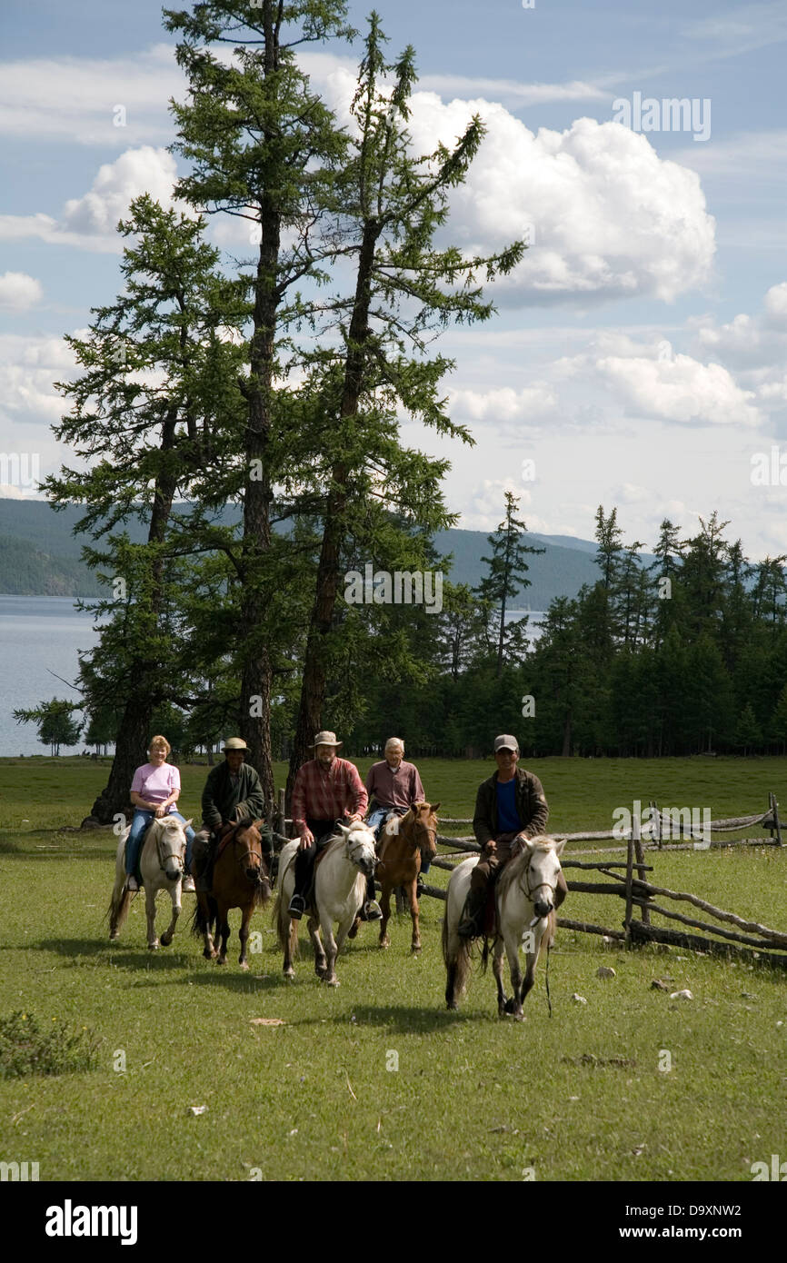 I visitatori godere di passeggiate a cavallo sulle rive del lago di Hovsgol, Mongolia, Asia Foto Stock