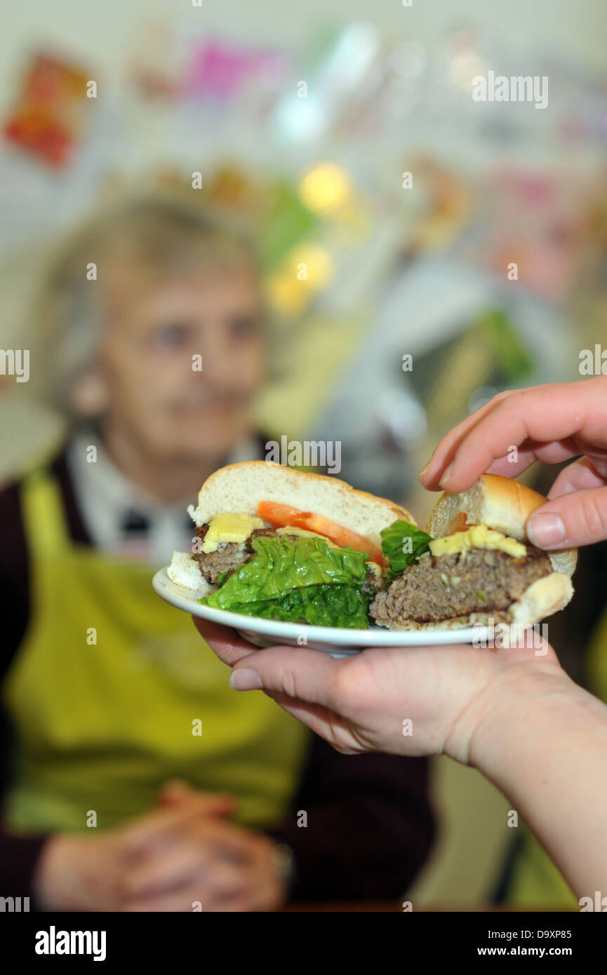 Lezioni di cucina per le persone anziane che vivono con demenza Foto Stock