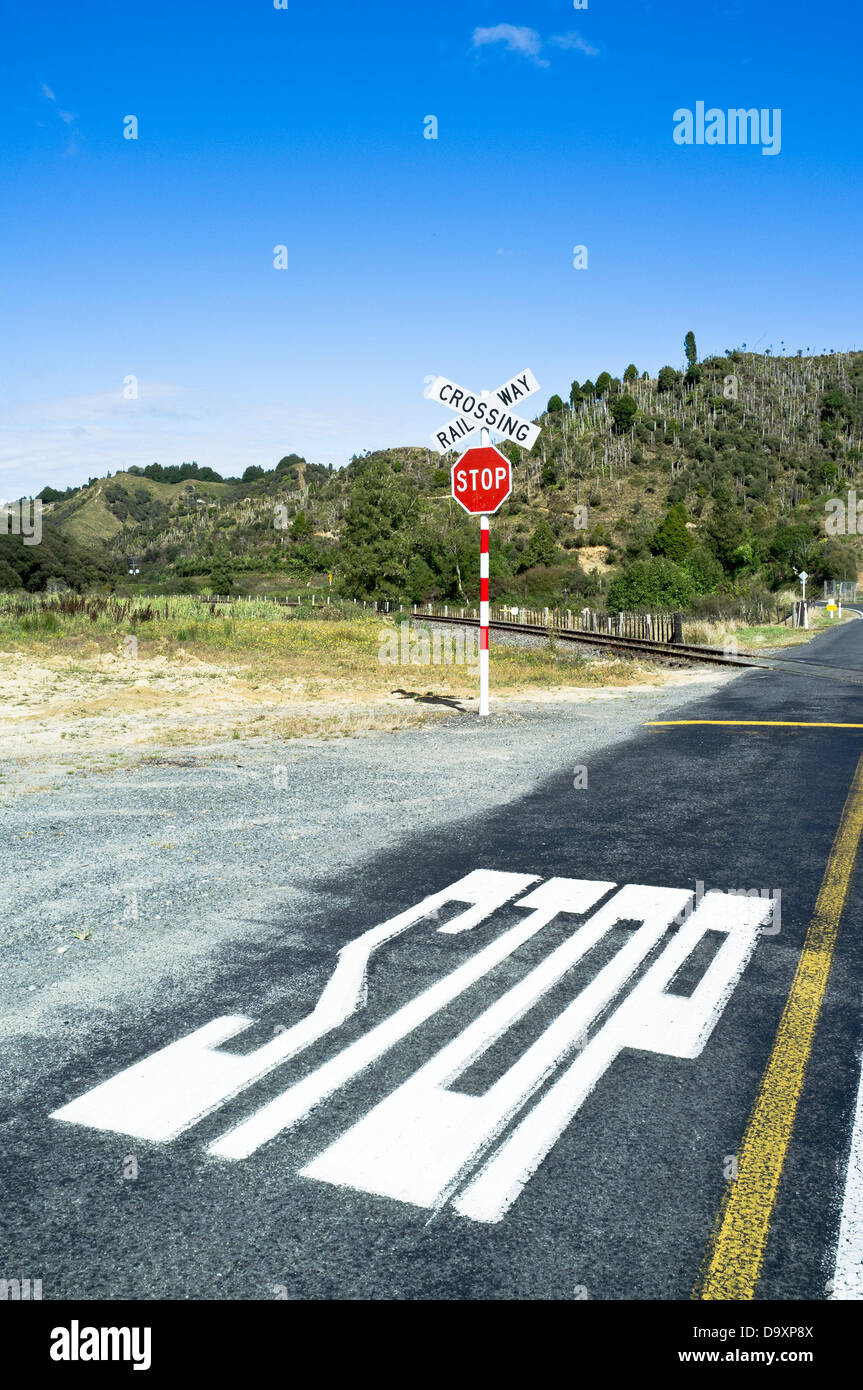 dh Forgotten World Highway TARANAKI NEW ZEALAND SH43 state Highway open railway level Crossing stop Road sign nz Crossings Foto Stock