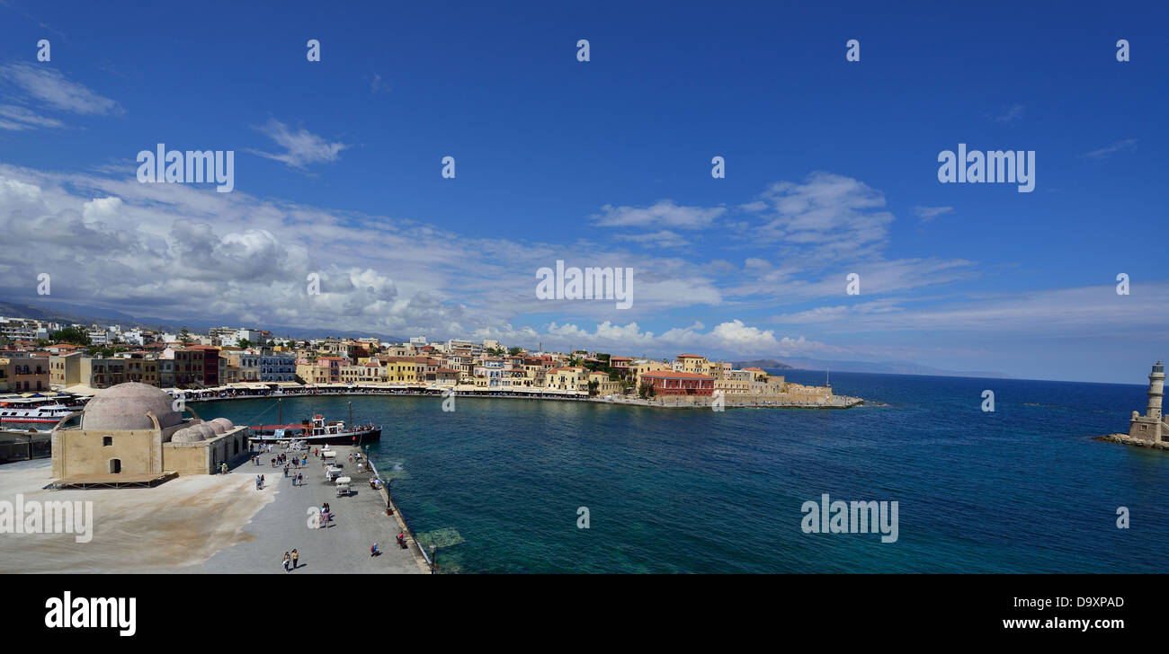 Ampio angolo di visione del porto vecchio di Chania; occidentale di Creta, Grecia Foto Stock