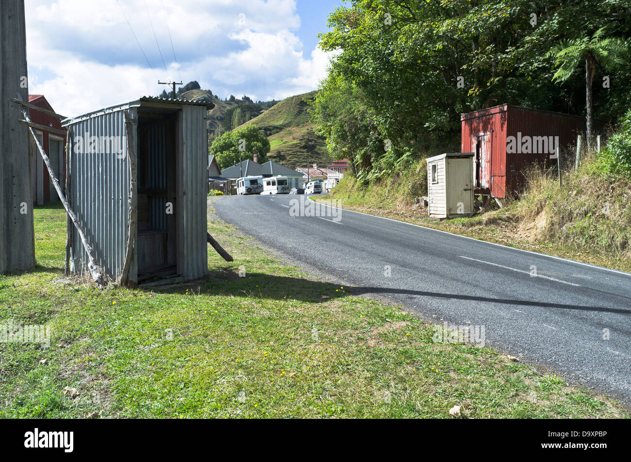 Dh mondo dimenticato autostrada WHANGAMOMONA NUOVA ZELANDA SH43 autostrada statale strada Repubblica di Whangamomona il controllo di frontiera sentry post Foto Stock