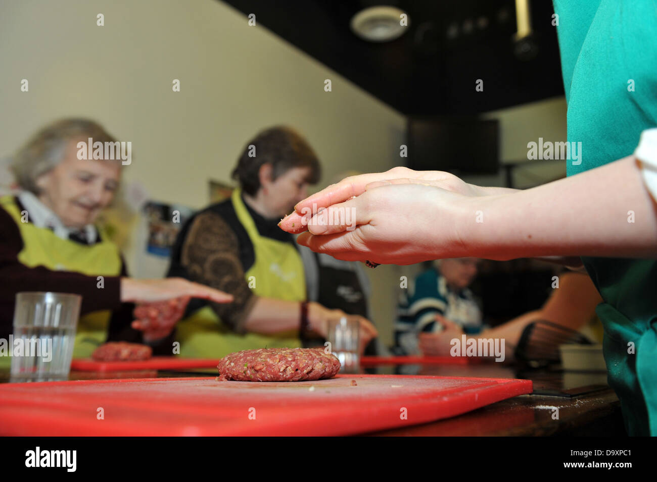 Lezioni di cucina per le persone anziane che vivono con demenza Foto Stock