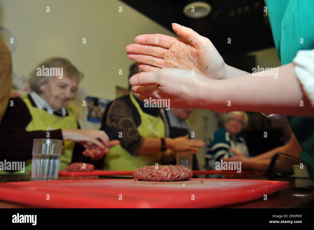 Lezioni di cucina per le persone anziane che vivono con demenza Foto Stock