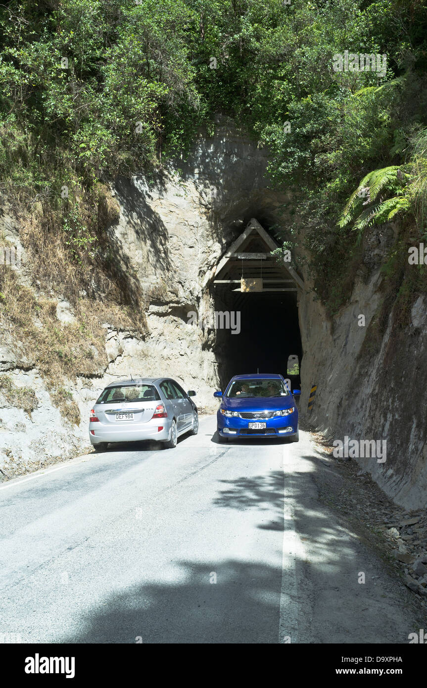 Dh mondo dimenticato autostrada MOKI GALLERIA NUOVA ZELANDA SH43 autostrada statale tunnel entrata due vetture passante posto Foto Stock