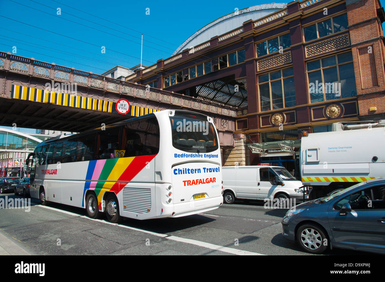 Il traffico nella parte anteriore del Pearse Station la prima ferrovia suburbana stazione centrale Dublino Irlanda Europa Foto Stock
