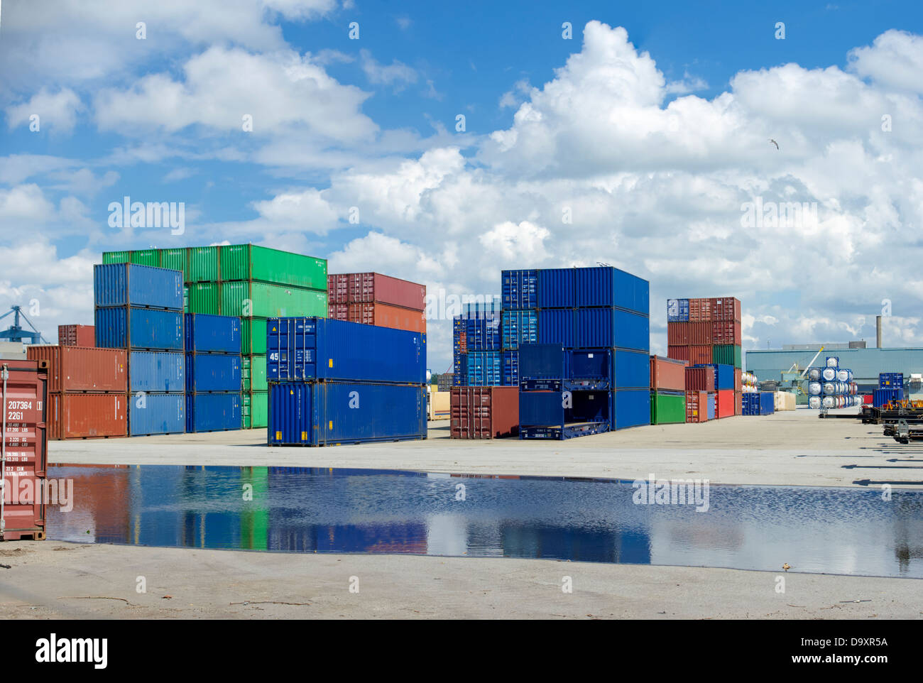 Contenitori di carico su una grande area di stoccaggio nel porto di Rotterdam area Foto Stock