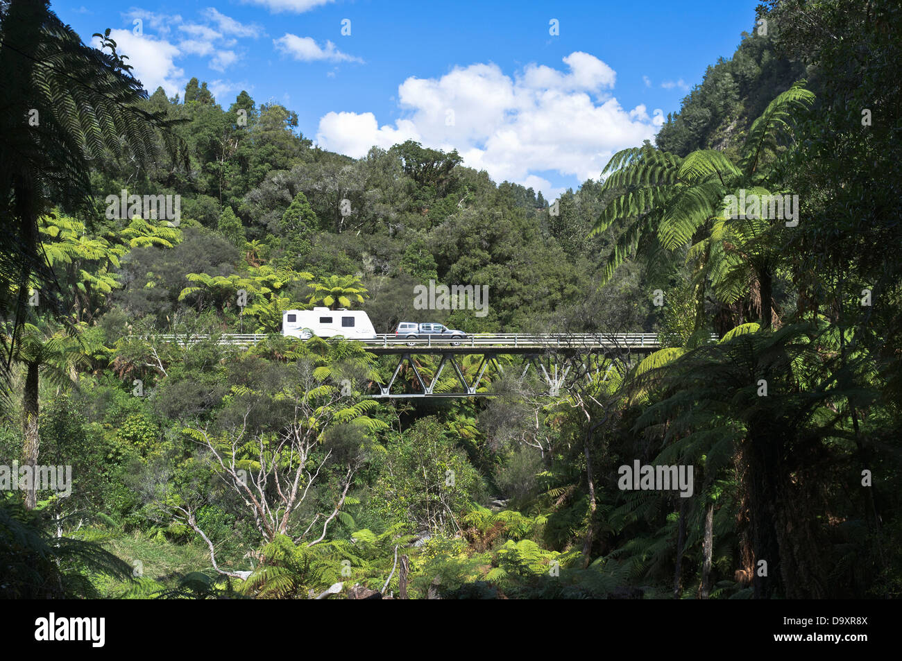 dh Forgotten World Highway OHURA STRADA NUOVA ZELANDA Auto tirando caravan su Tangarakau Gorge ponte traino vacanza Foto Stock