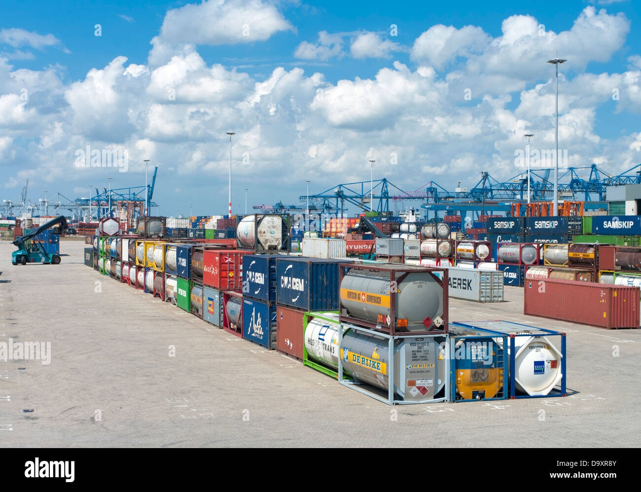Area di chimica con serbatoi di carico nel porto di Rotterdam area. Da qui vengono spediti sui treni Foto Stock