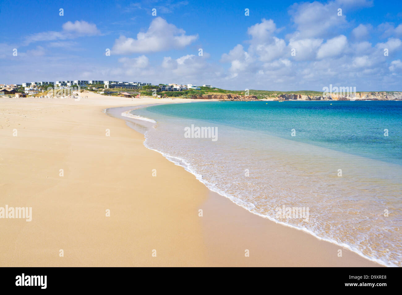 Spiaggia di Martinhal con martinhal beach resort sulla scogliera dietro Sagres Algarve Portogallo UE Europa Foto Stock