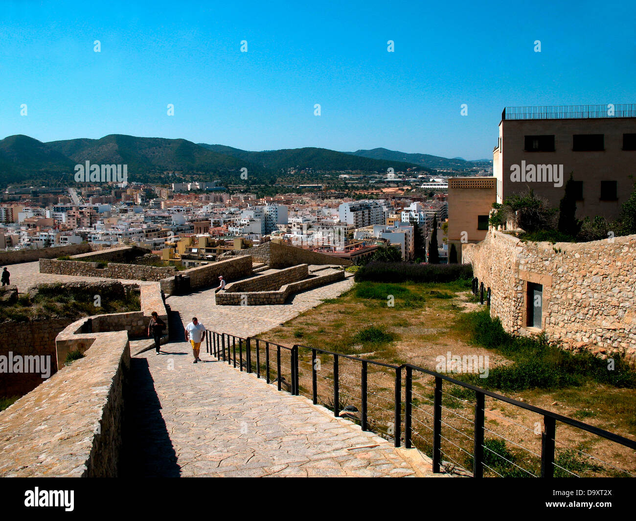 Skyline della città di Ibiza visto da pareti di Ibiza città vecchia - Ibiza, Isole Baleari, Spagna,Dalt Vila mura rinascimentali Foto Stock