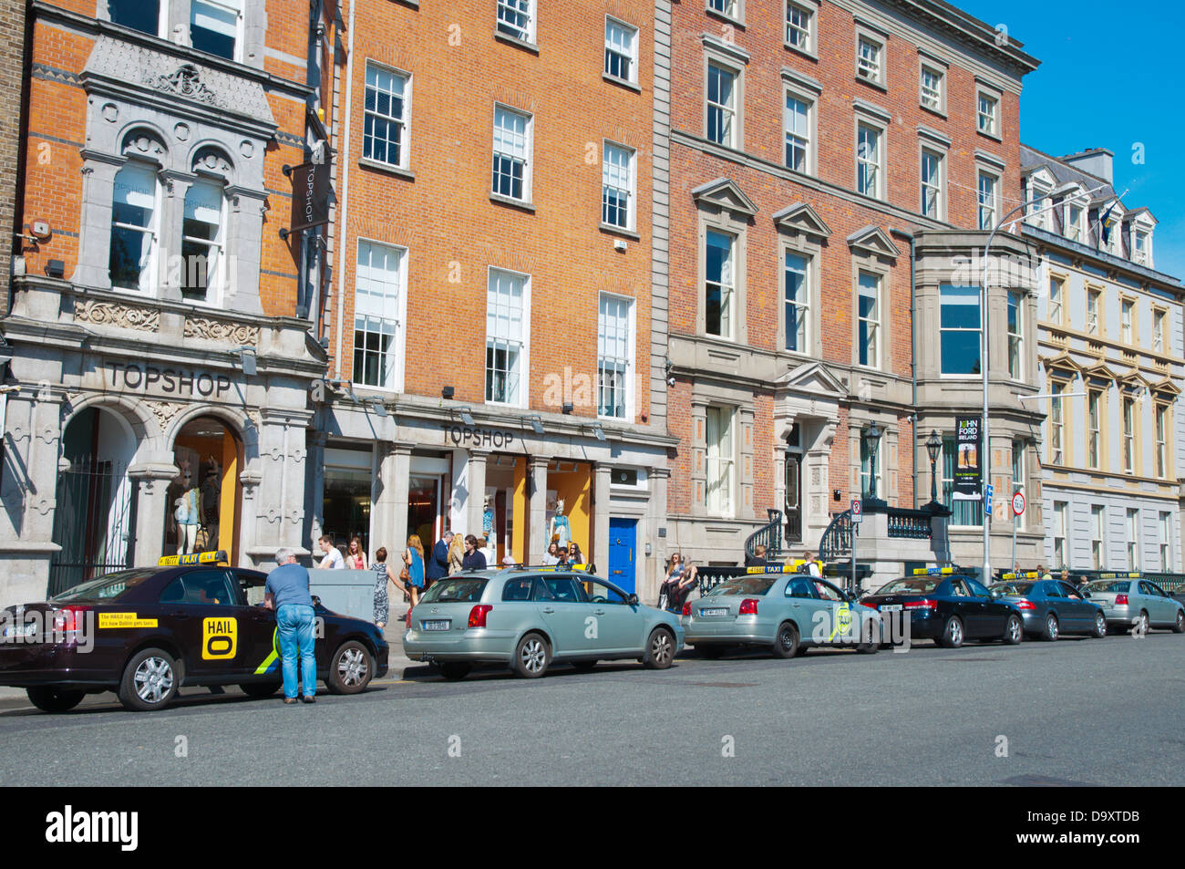 Taxi lungo St Stephen's Green North Street central Dublino Irlanda Europa Foto Stock