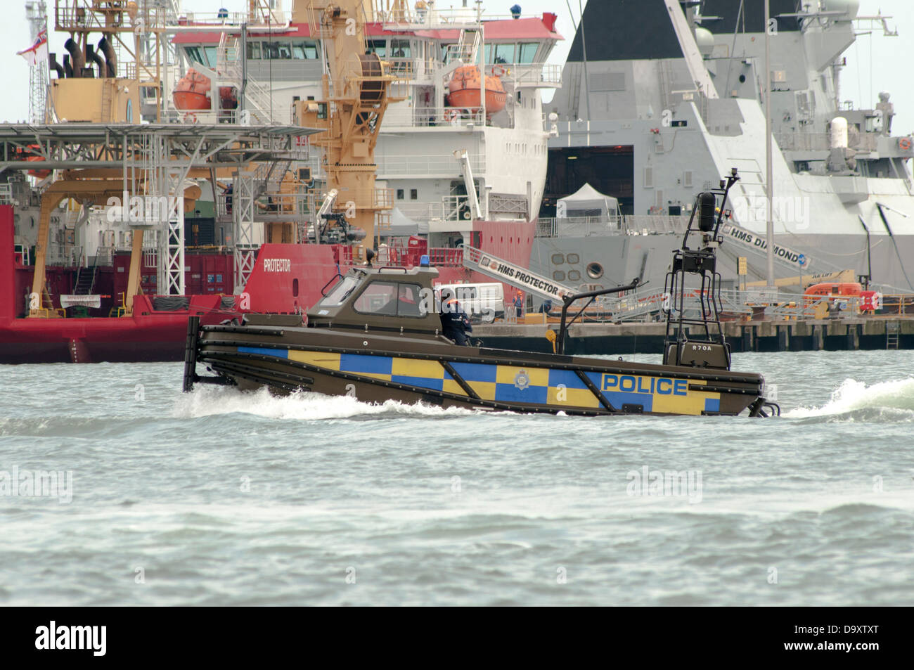 Piccolo lancio di polizia pattuglia il porto di Portsmouth Regno Unito Foto Stock