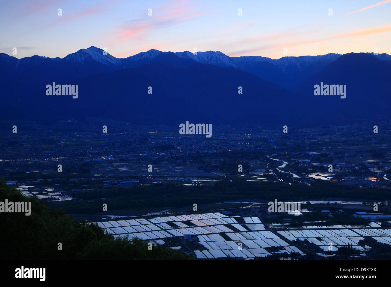 Twilight allagato campo di riso in città Azumino, Nagano, Giappone Foto Stock