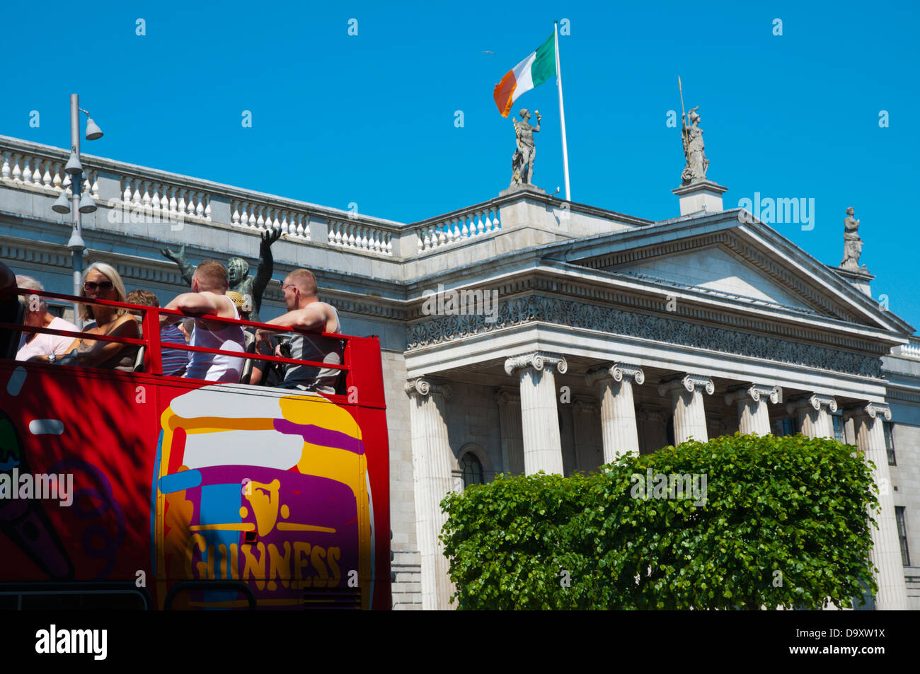 Visite turistiche tour bus di fronte all'Ufficio Generale delle Poste lungo l'O'Connell street central Dublino Irlanda Europa Foto Stock