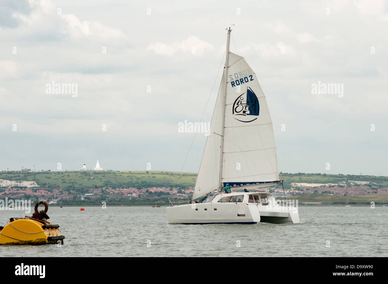 Ro Ro 35 piedi catamarano accessibile per disabili a vela nel porto di Portsmouth Regno Unito Foto Stock