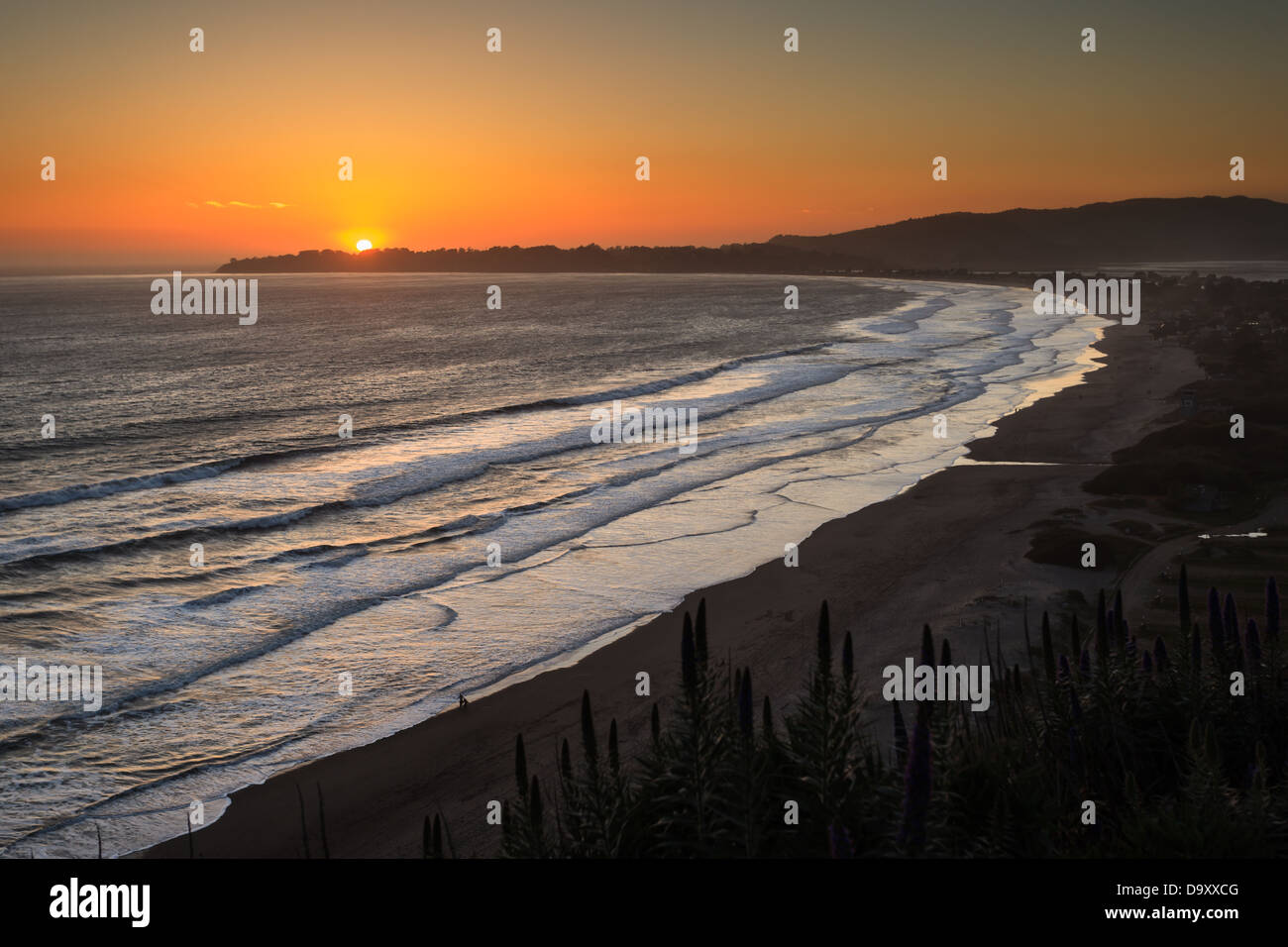 Bella incandescente giallo e rosa ocean tramonto sulla baia di bolinas, Stinson Beach, California, Stati Uniti d'America nei pressi di san francisco Foto Stock