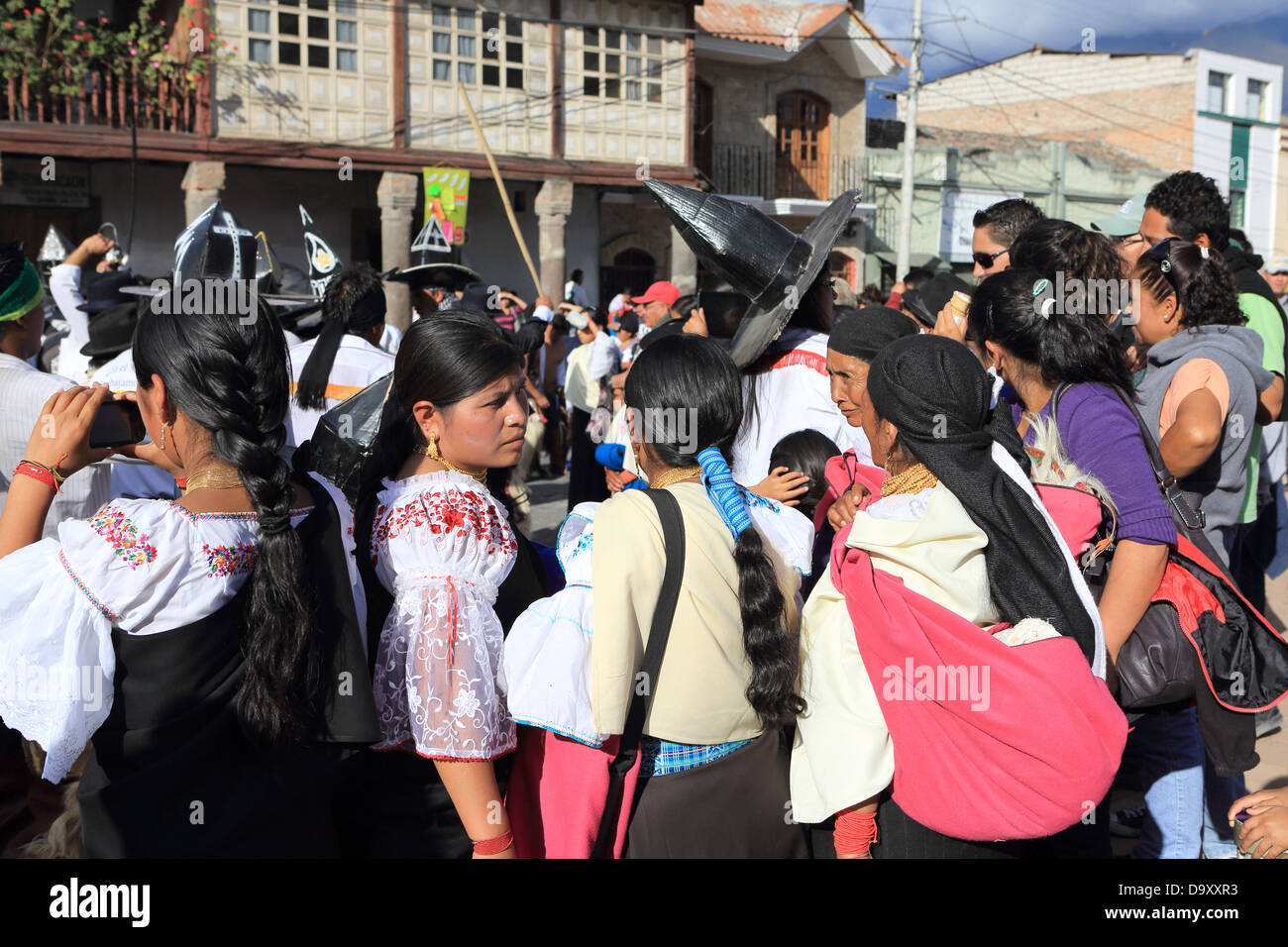 Le donne indigene in abito tradizionale danza in Cotacachi town plaza durante Inti Raymi solstizio d'estate festeggiamenti Foto Stock