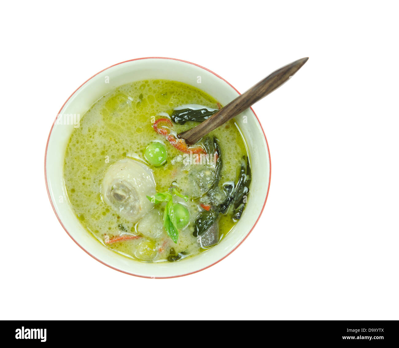 Vista superiore verde pollo al curry in prua con il cucchiaio di legno su sfondo bianco Foto Stock