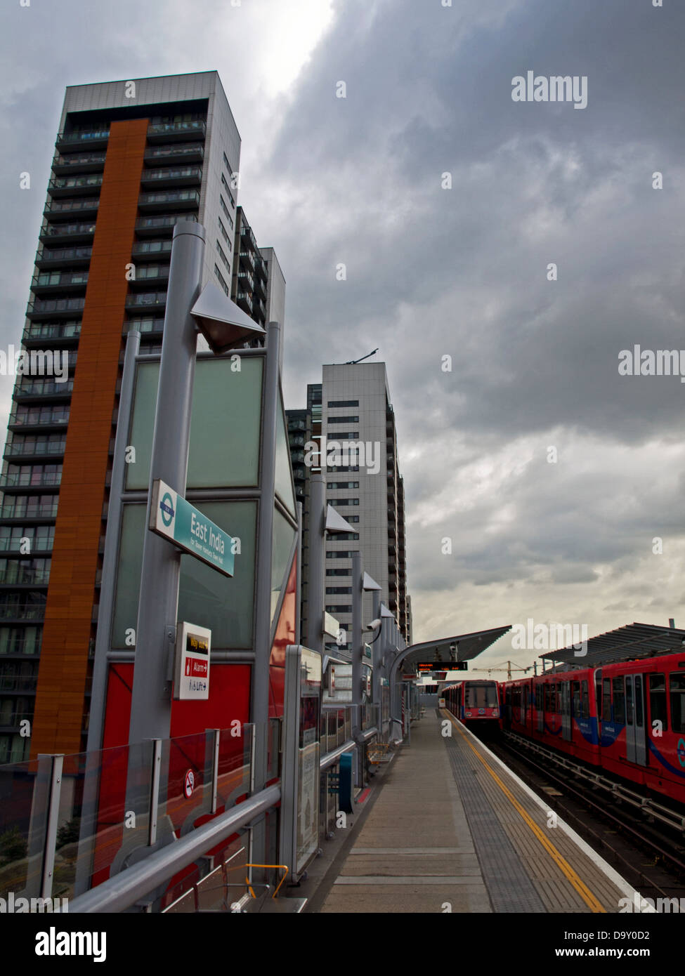 Docklands Light Railway (DLR) treno a East India DLR Station di Londra, Inghilterra, Regno Unito Foto Stock